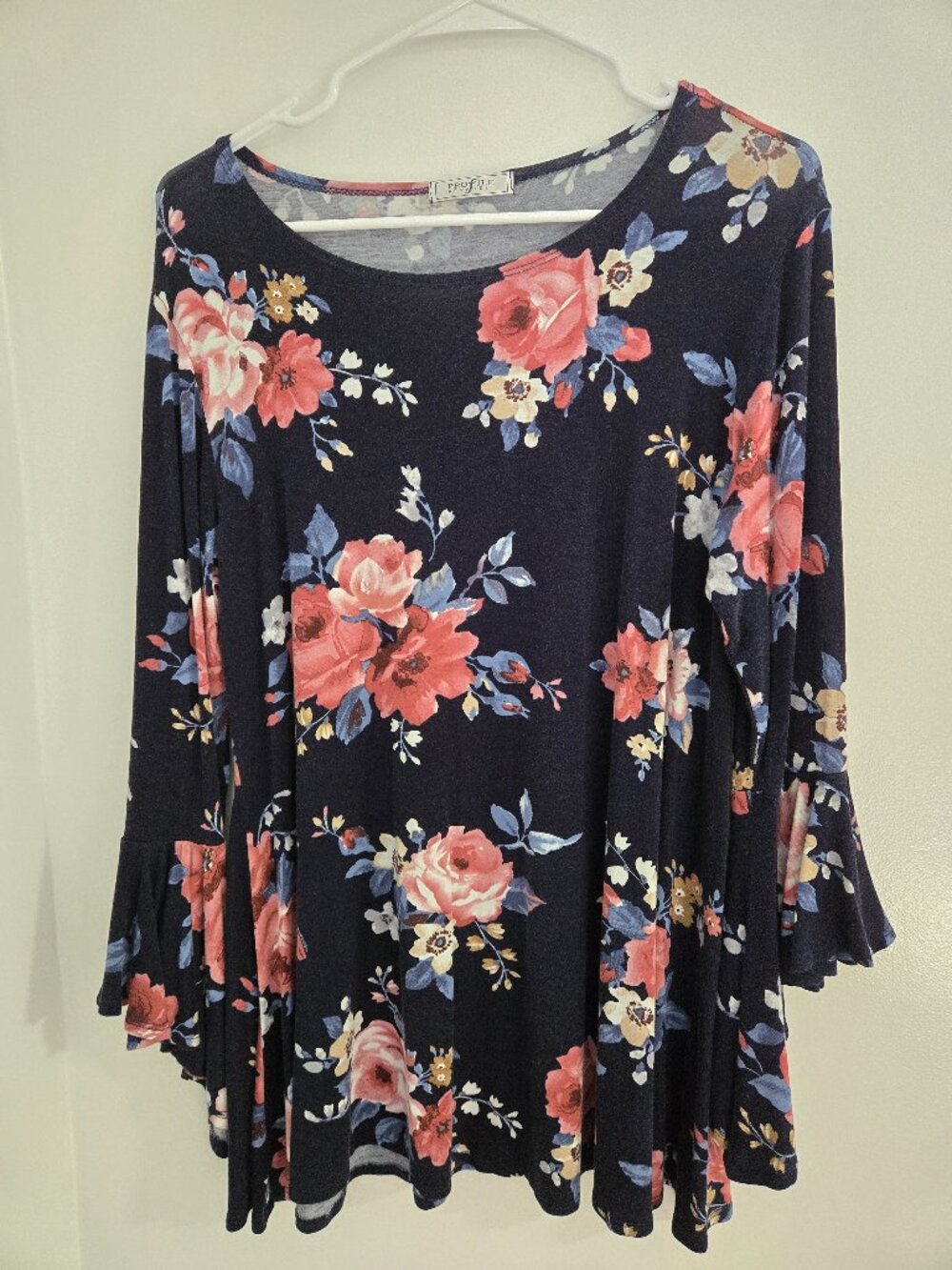 Profile Apparel Women’s M Navy Blue Floral Top Pink Peach Roses Flounce Sleeves